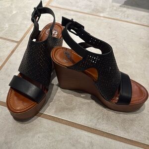 Gianni Bini Black and Brown Wedges